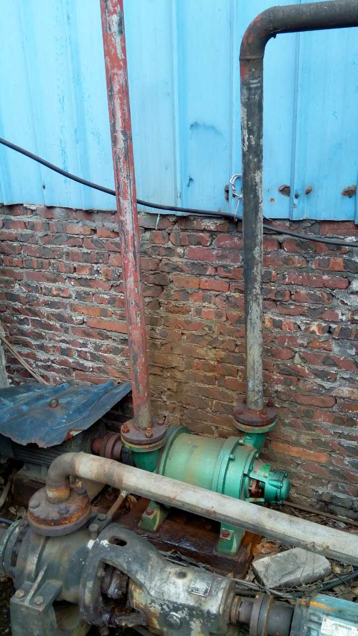 水環(huán)式真空泵型號(hào)SZ-2安裝不合理現(xiàn)場(chǎng)圖&mdash;&mdash;排水排氣管太高